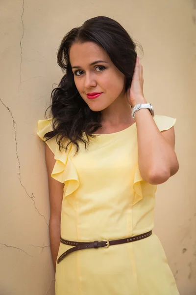 Mujer en vestido amarillo —  Fotos de Stock