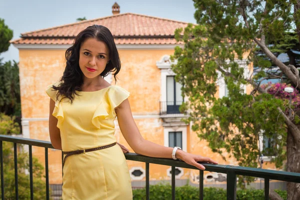 Vrouw in gele jurk — Stockfoto