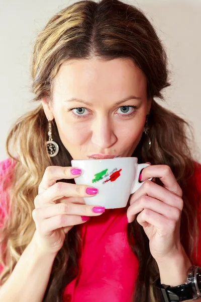 Vrouw die koffie drinkt — Stockfoto