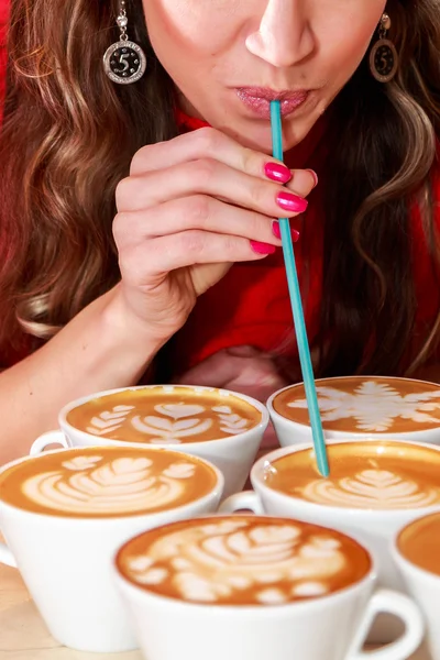 Femme buvant du café — Photo