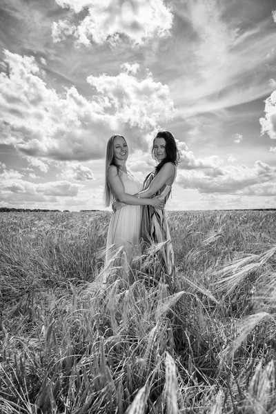 Deux jeunes filles debout dans un champ de blé . — Photo