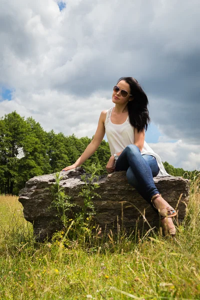 Žena na kámen — Stock fotografie