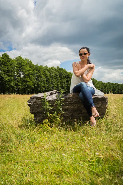Vrouw op steen — Stockfoto