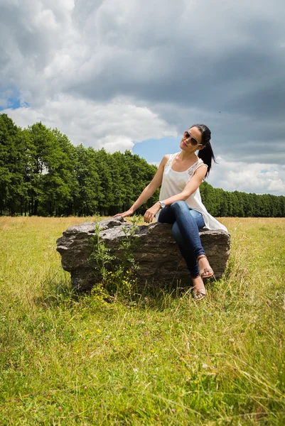 Vrouw op steen — Stockfoto