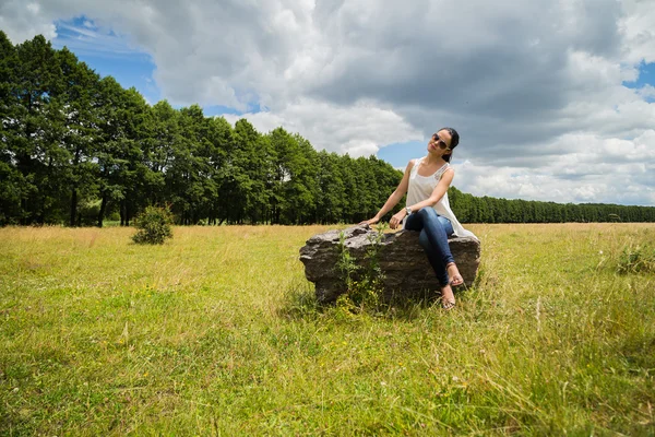 Vrouw op steen — Stockfoto