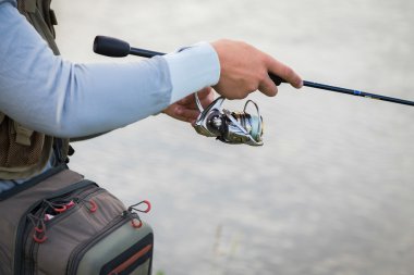 iplik tutarak balıkçının