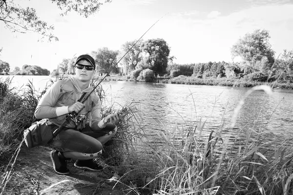 Hombre pescando —  Fotos de Stock