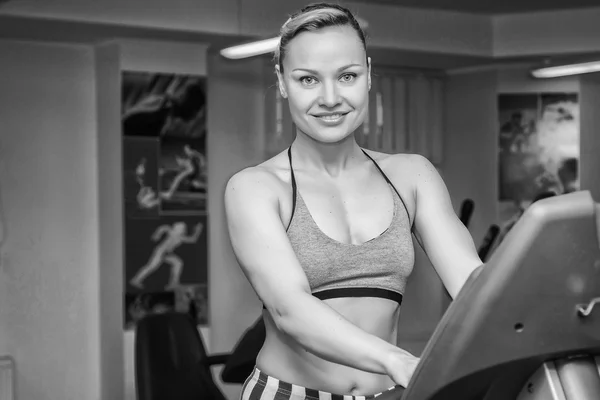 Girl on treadmill — Stock Photo, Image