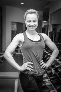Güçlü kadın spor salonunda poz
