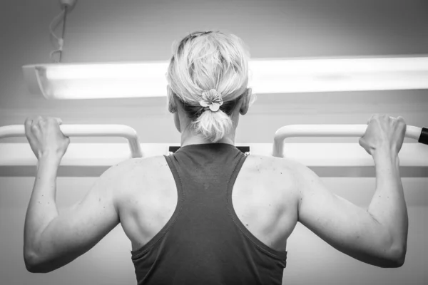 Entrenamiento de mujer en simulador . — Foto de Stock