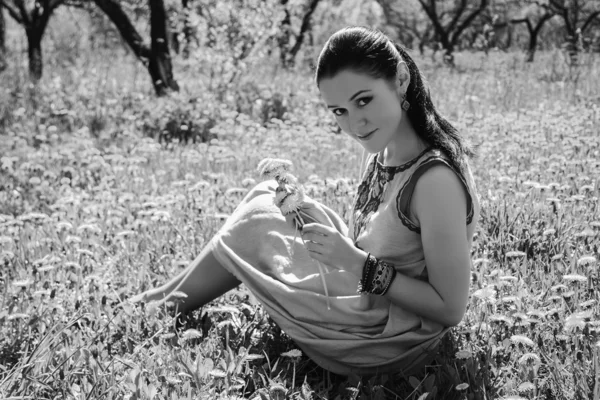 Woman in garden — Stock Photo, Image