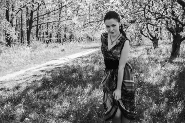 genç bir kadın kılığında