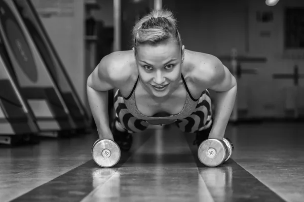 Mujer entrenando pesas — Foto de Stock