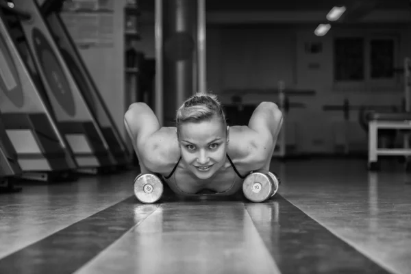 Mujer entrenando pesas —  Fotos de Stock