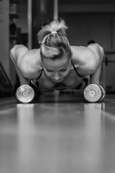 Mujer entrenando pesas — Foto de Stock