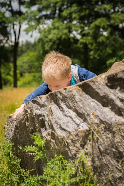 Chlapec a kámen — Stock fotografie
