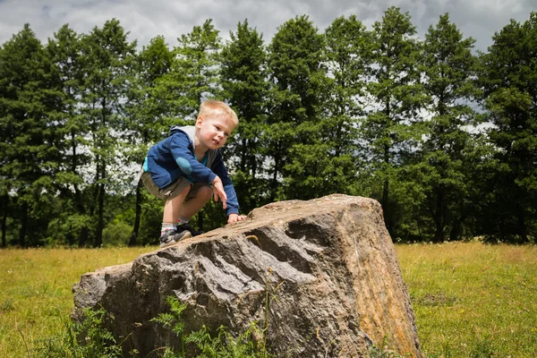 Boy and stone — Stock Photo, Image