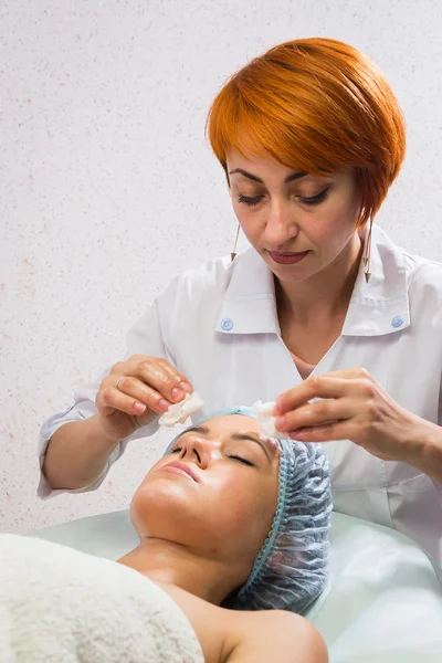 Cosmetic procedures in spa clinic — Stock Photo, Image