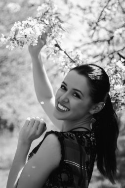 yakınındaki bir çiçekli ağaç kız