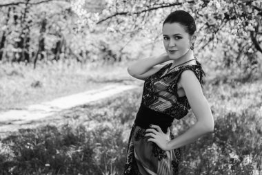 yakınındaki bir çiçekli ağaç kız