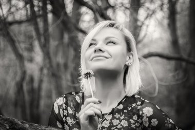 Doğa arka plan üzerinde romantik kadın