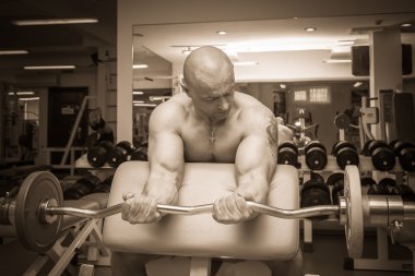 adam içinde jimnastik salonu