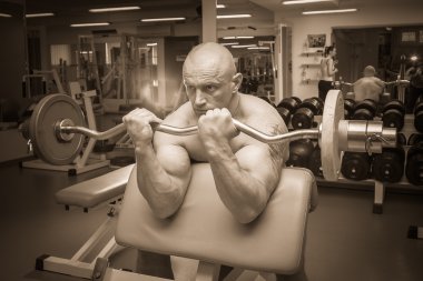 adam içinde jimnastik salonu