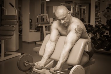 adam içinde jimnastik salonu