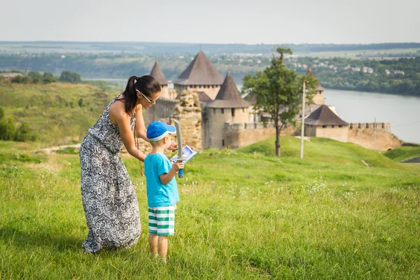 Mom and son on the ancient path — Stock Photo, Image