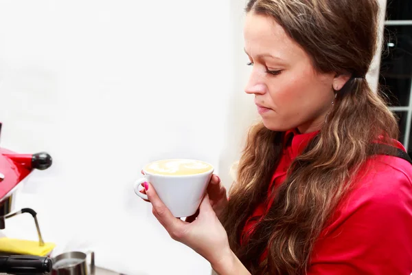 Žena dělat cappuccino — Stock fotografie