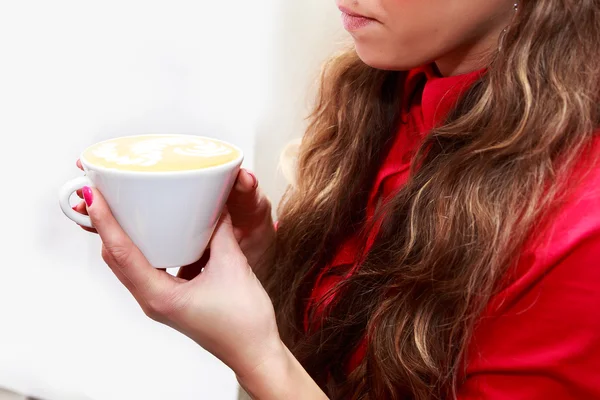 Kobieta co cappuccino — Zdjęcie stockowe