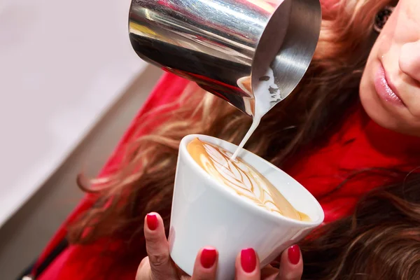 Donna che fa il cappuccino — Foto Stock
