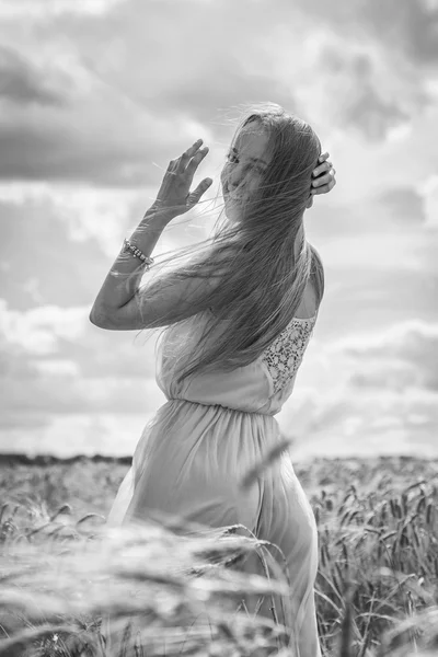 Mujer en la naturaleza fondo — Foto de Stock