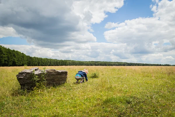 Mały chłopiec w środku pola — Zdjęcie stockowe