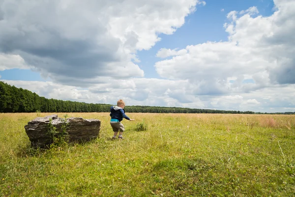 Little boy in the middle of the field — Stock Photo, Image