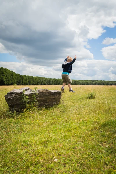 Little boy in the middle of the field — Stock Photo, Image