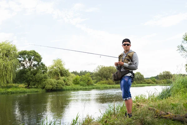 Hombre pescando — Foto de Stock