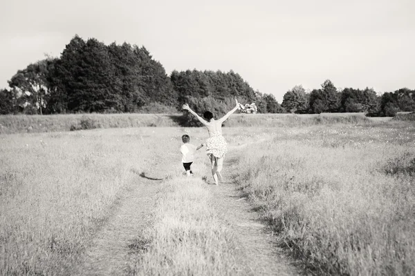 屋外の幸せな家族 — ストック写真