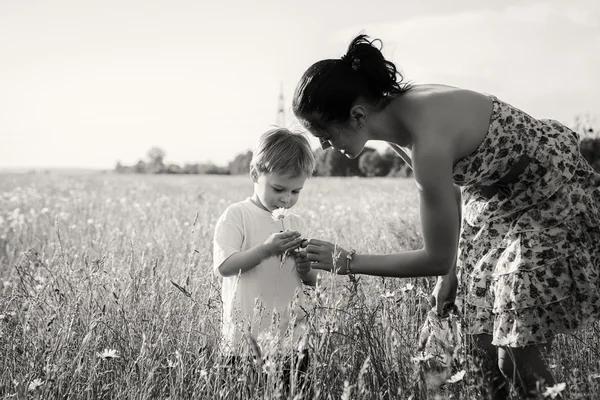 Felice famiglia all'aperto — Foto Stock