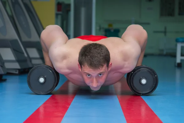 Hombre en el gimnasio . —  Fotos de Stock