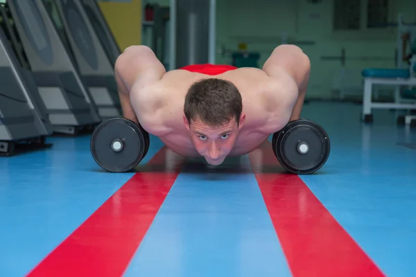 Homme dans la salle de gym. — Photo