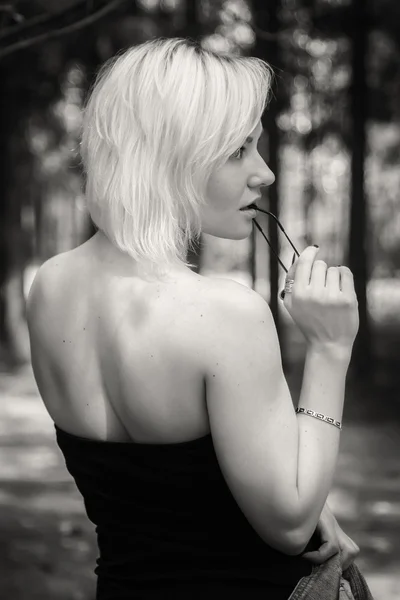 Jeune femme marchant dans la forêt — Photo