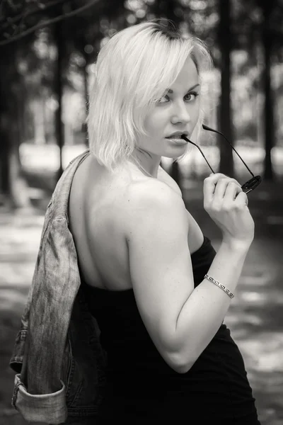 Jeune femme marchant dans la forêt — Photo