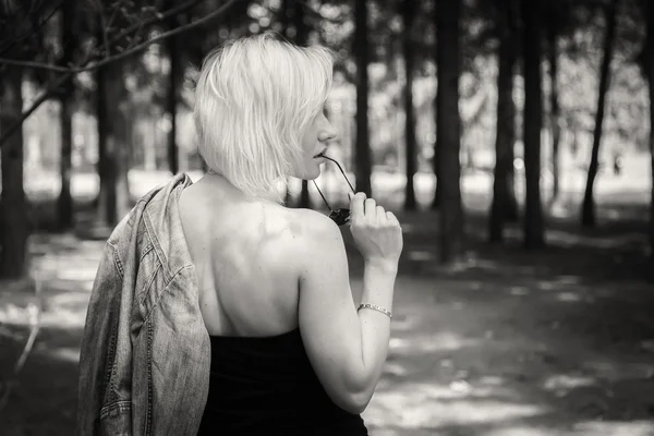 Genç bir kadın ormanda yürüyor. — Stok fotoğraf