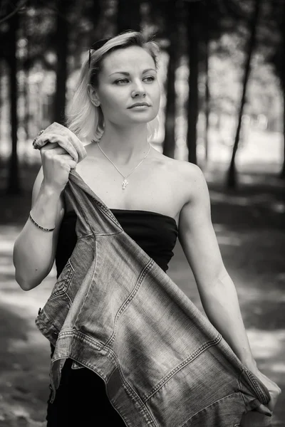 Young woman  walking  in the forest — Stock Photo, Image