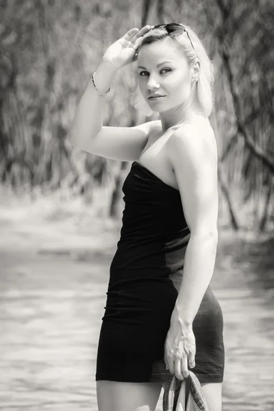 Jeune femme marchant dans la forêt — Photo