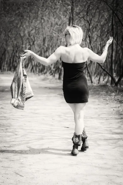 Giovane donna che cammina nella foresta — Foto Stock