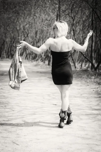 Jeune femme marchant dans la forêt — Photo