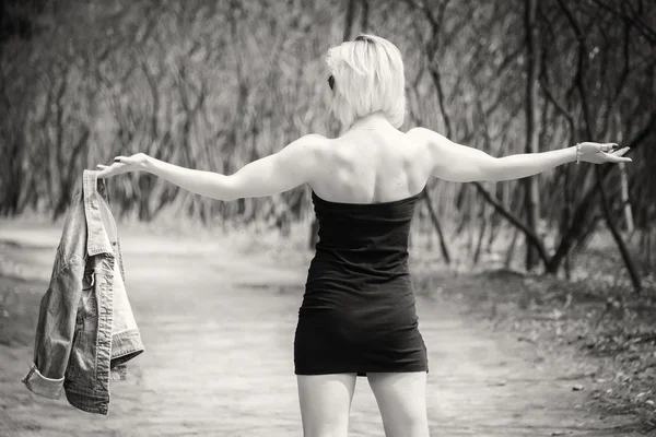 Jeune femme marchant dans la forêt — Photo