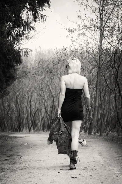 Νεαρή γυναίκα περπατά στο δάσος — Φωτογραφία Αρχείου